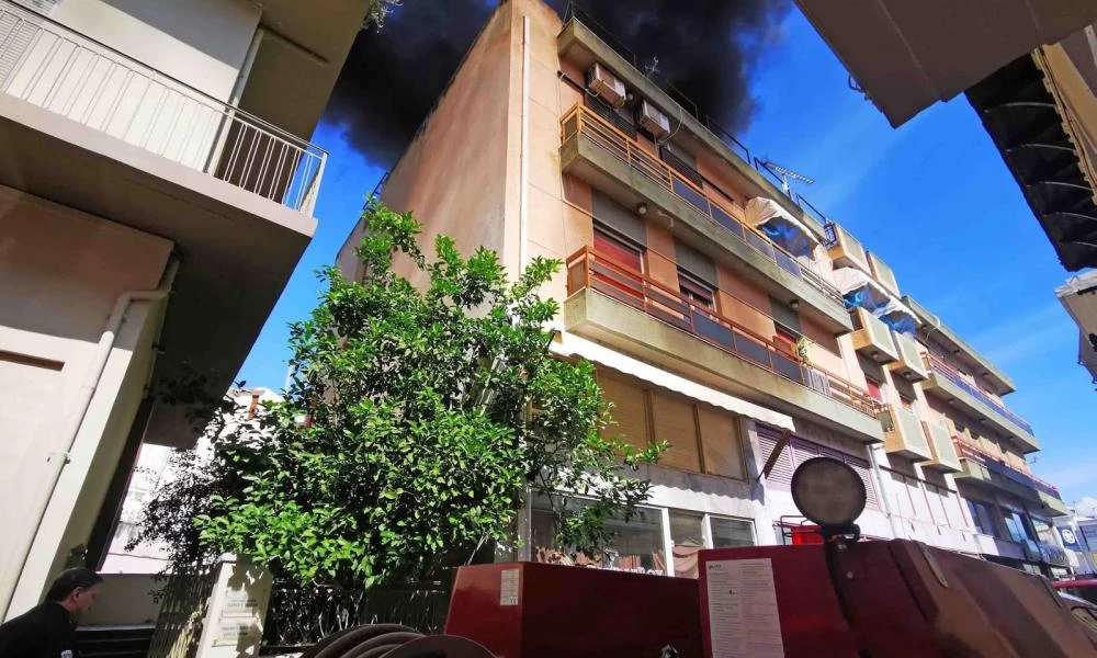 Μεγάλη φωτιά σε πολυκατοικία στο Ναύπλιο (εικόνες-βίντεο)